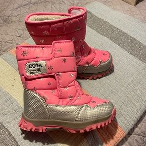 COGA  girl’s  size 1 faux fur-lined pink & silver snow boots
